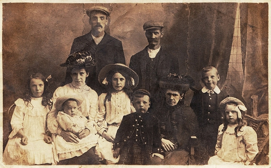 large-family-old-photo