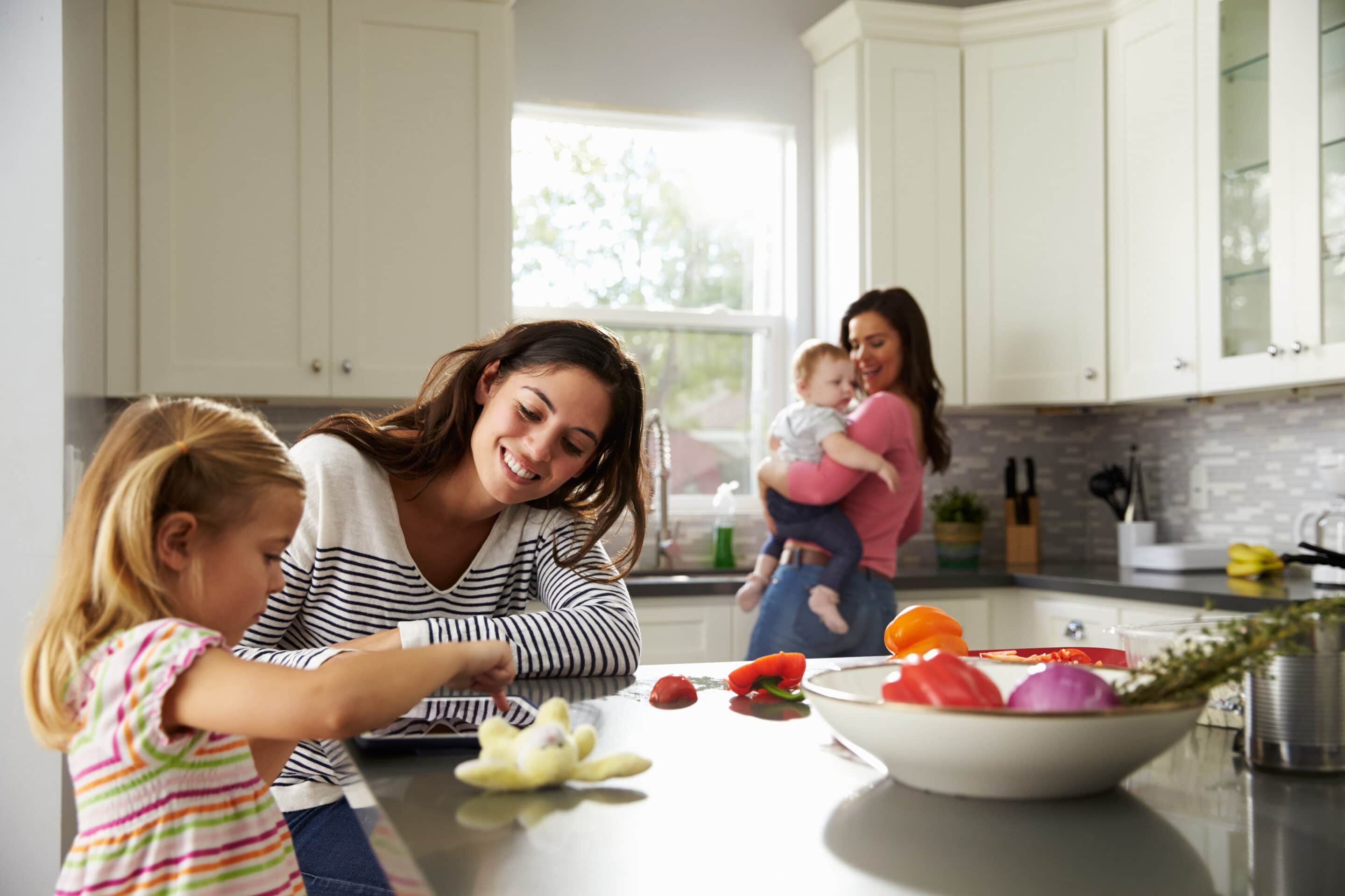 Иметь детей и быть мамой. Фотосессия на кухне. Мама с ребенком на кухне. Кухня для детей. Мамочка на кухне.